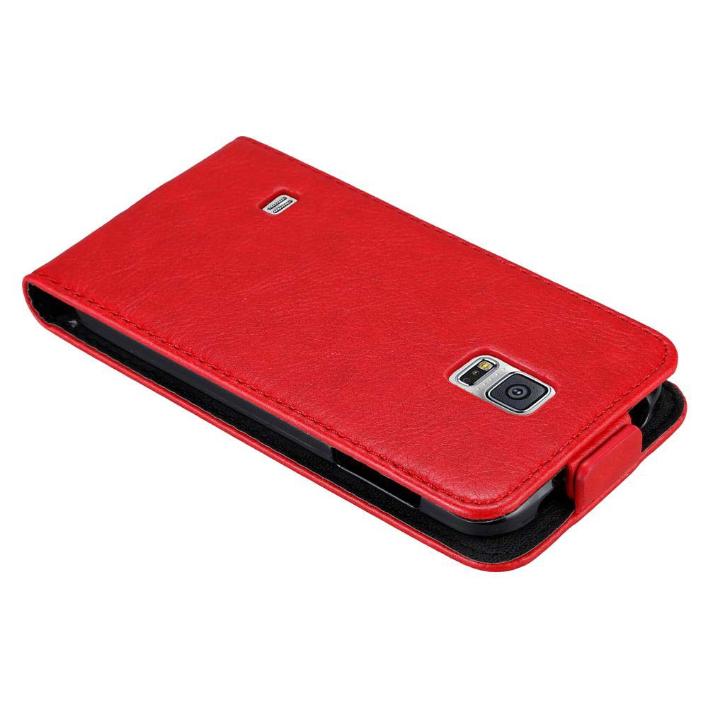 Eine rote Handyhülle geöffnet. Das Telefon ist drin, mit einem Kameraobjektiv.