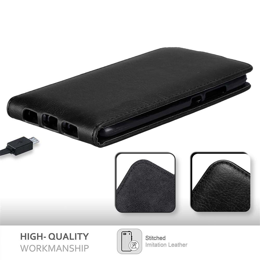 Custodia per telefono in pelle nera, aperta per mostrare il telefono. Cavo USB visibile. Vengono mostrati i dettagli della pelle e delle cuciture.