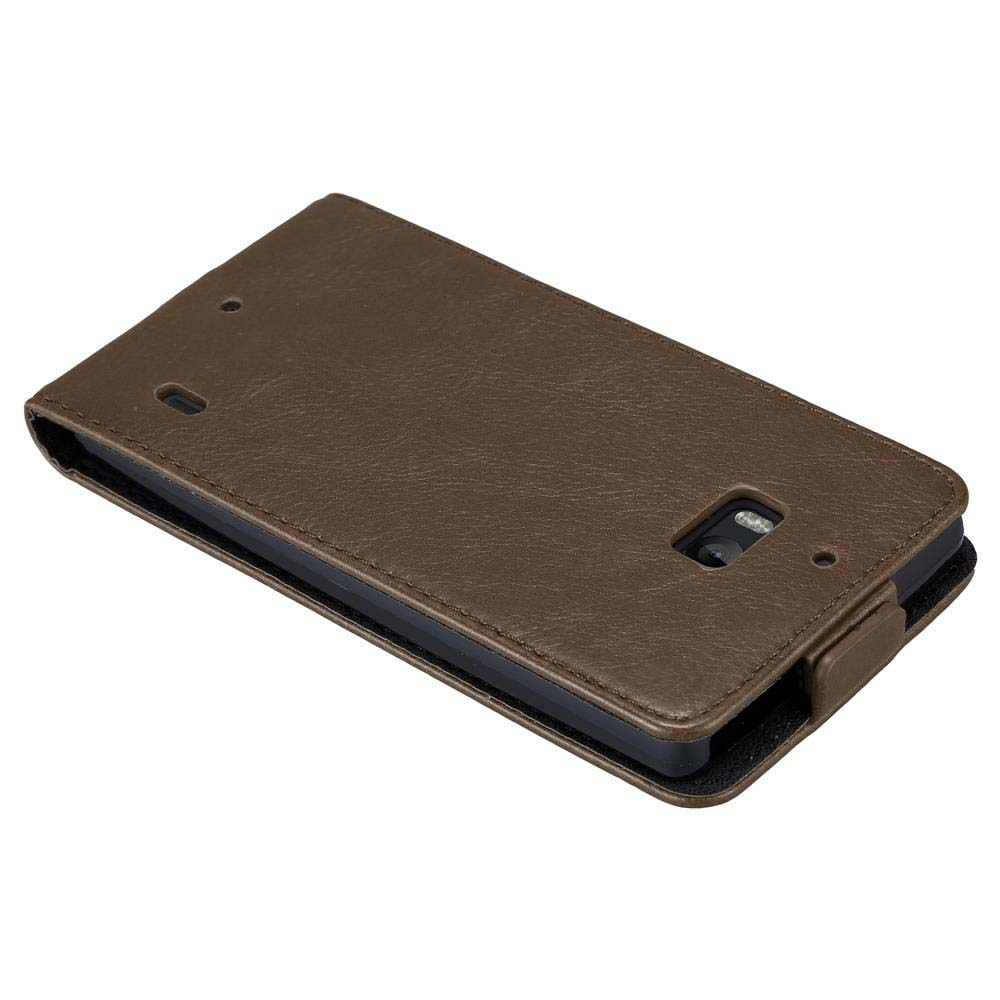 Eine braune Leder-Handyhülle, geschlossen, mit einem Telefon darin. Die Hülle hat eine Kameraöffnung.