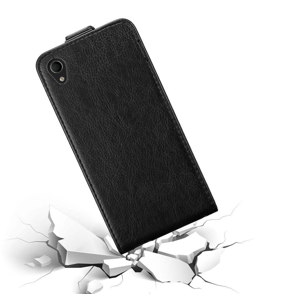 Una custodia a libro in pelle nera, inclinata, con un telefono all'interno e una superficie incrinata sottostante.