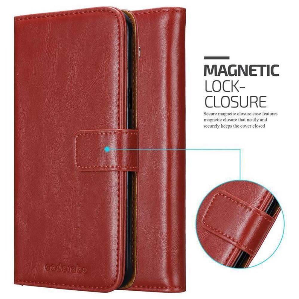 Custodia per telefono in pelle rossa, dettaglio della chiusura magnetica. Mostra una patta e un fermaglio.