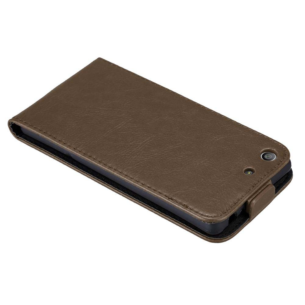 Funda tipo flip de cuero marrón, cerrada, con agujero para cámara.