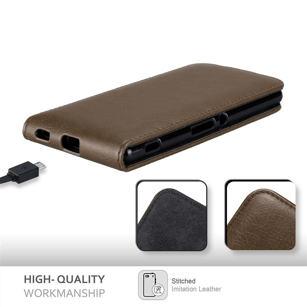 Funda de cuero marrón con teléfono dentro. Cable de carga negro. Cuero de imitación cosido.