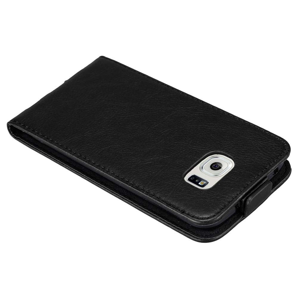 Schwarze Leder-Flip-Handyhülle, geschlossen, mit Telefon im Inneren. Kamera und Blitz sind sichtbar.