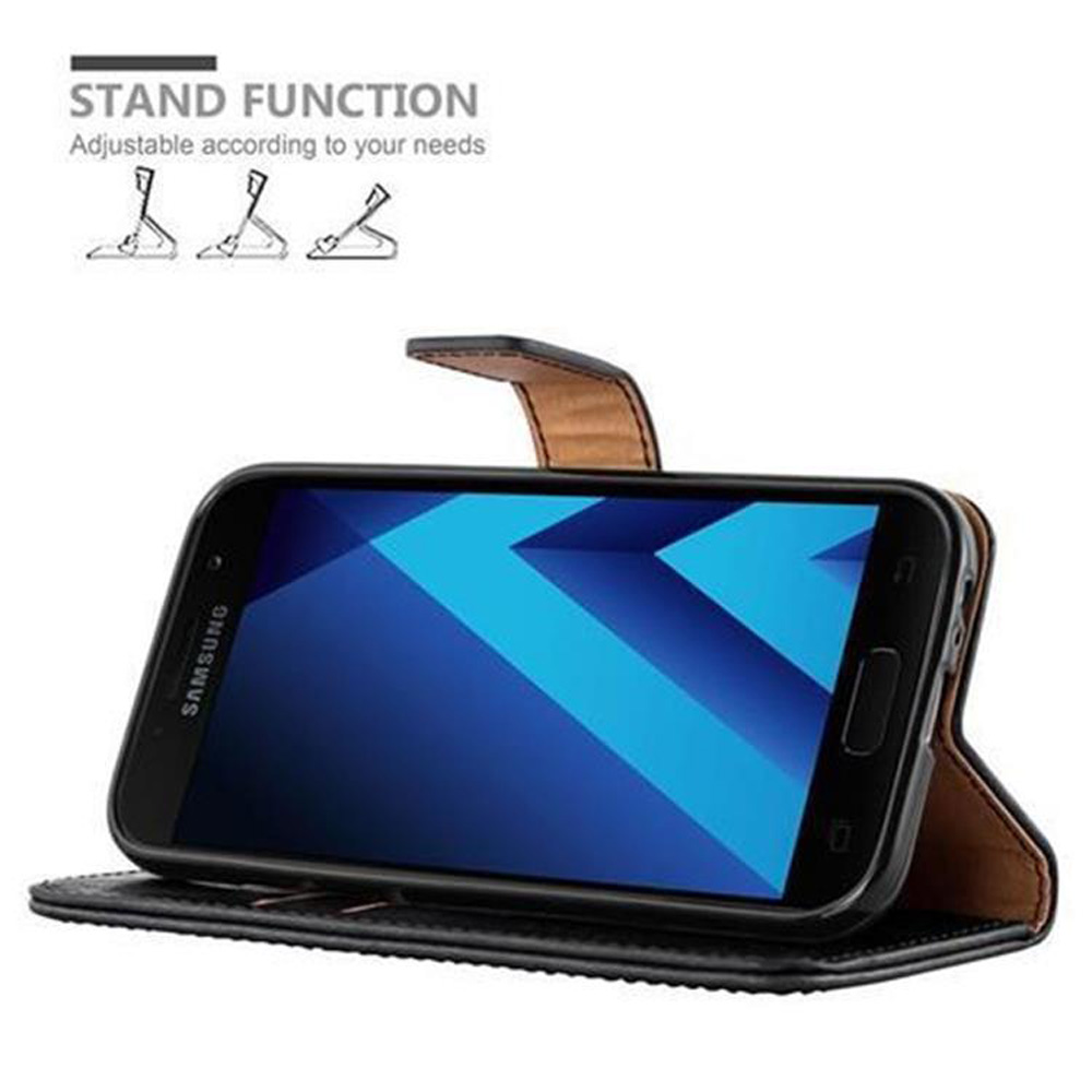 Ein schwarzes Telefon in einer schwarz-braunen Hülle. Die Hülle ist offen und zeigt den Telefonbildschirm und eine Standfunktion.