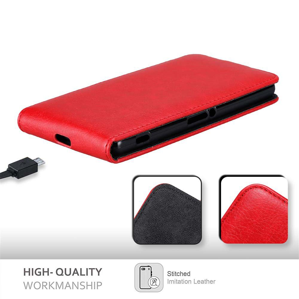 Rote Handyhülle mit Telefon innen, ein Ladekabel. Details umfassen gestepptes Design und Kunstleder.