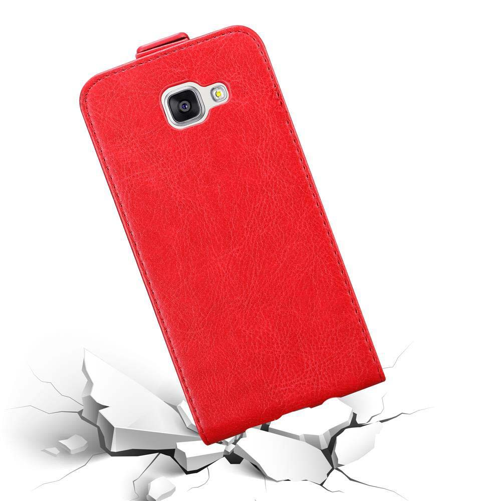 Custodia rossa per telefono su terreno bianco incrinato. La custodia è aperta, mostrando la fotocamera.