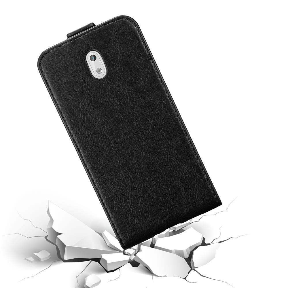 Custodia nera per telefono su superficie bianca, incrinata. La custodia ha un ritaglio per la fotocamera.