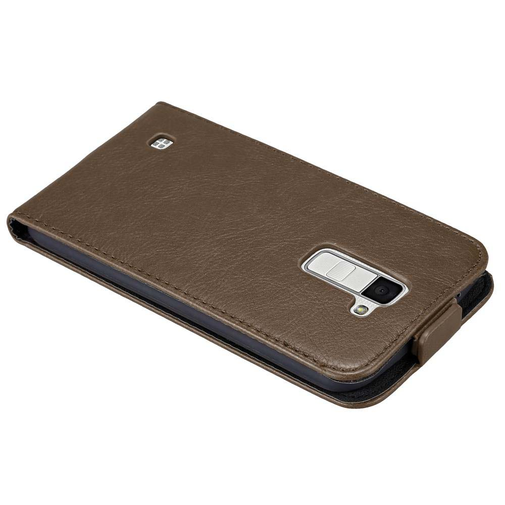 Una funda de teléfono tipo cartera de cuero marrón, abierta, que muestra el teléfono y los detalles de la cubierta.