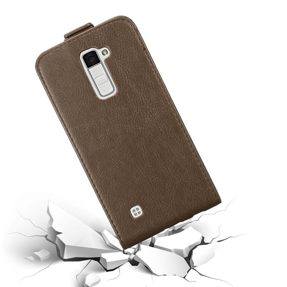Se muestra una funda marrón para teléfono con un teléfono dentro, con un efecto de grieta en el suelo.