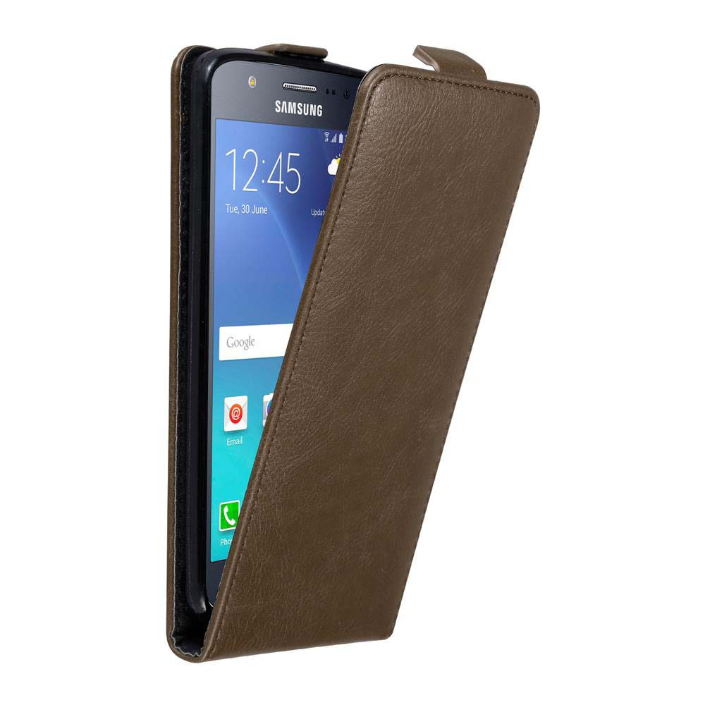 Una custodia in pelle marrone con un telefono Samsung all'interno.