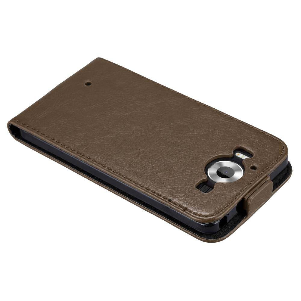 Braune Leder-Handyhülle, offen. Das Telefon ist darin. Eine Kamera ist sichtbar.