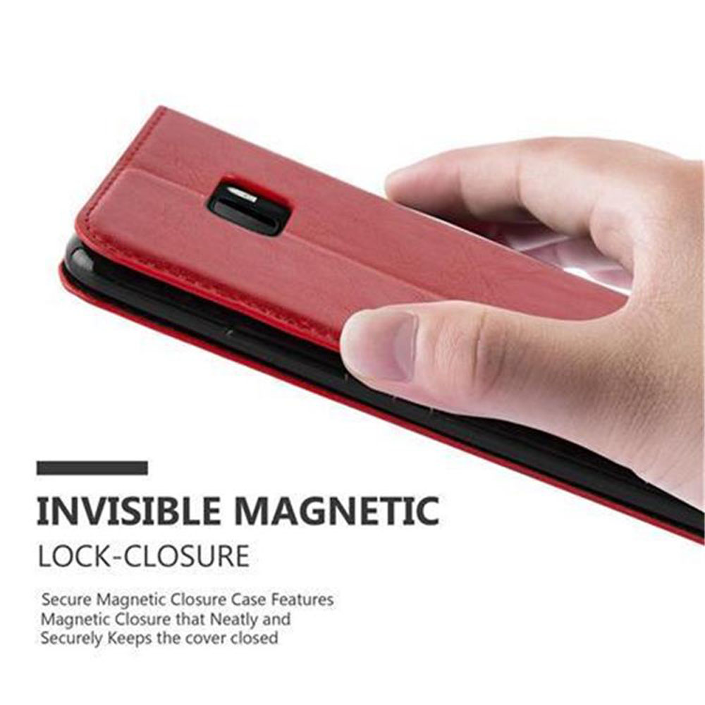 Mano che tiene una custodia rossa per telefono. La custodia è chiusa con una chiusura magnetica invisibile.
