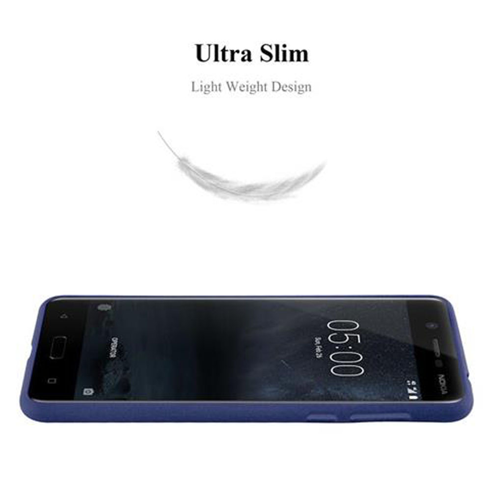 Un telefono blu appoggiato su una superficie con una piuma sopra.