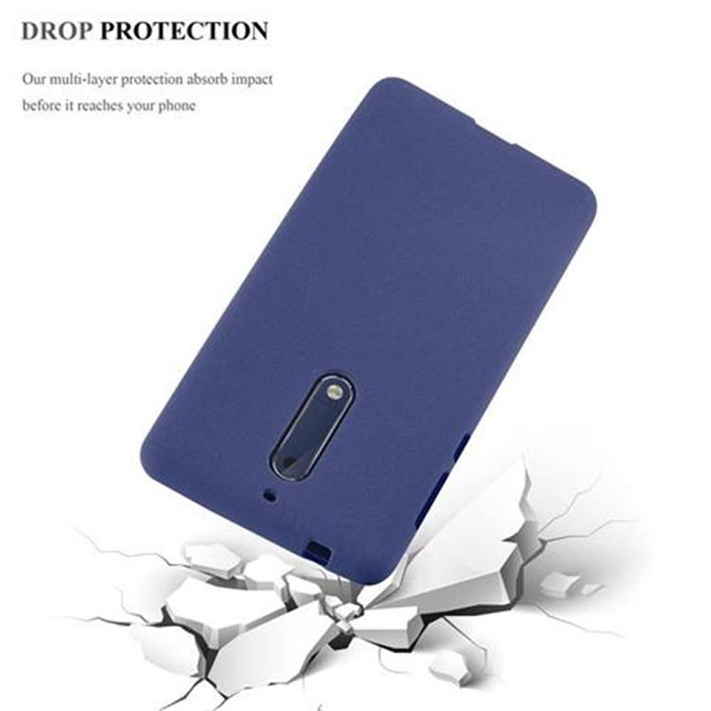 Una custodia blu per telefono su una superficie incrinata, con testo 'Drop Protection', che dimostra l'assorbimento degli urti.