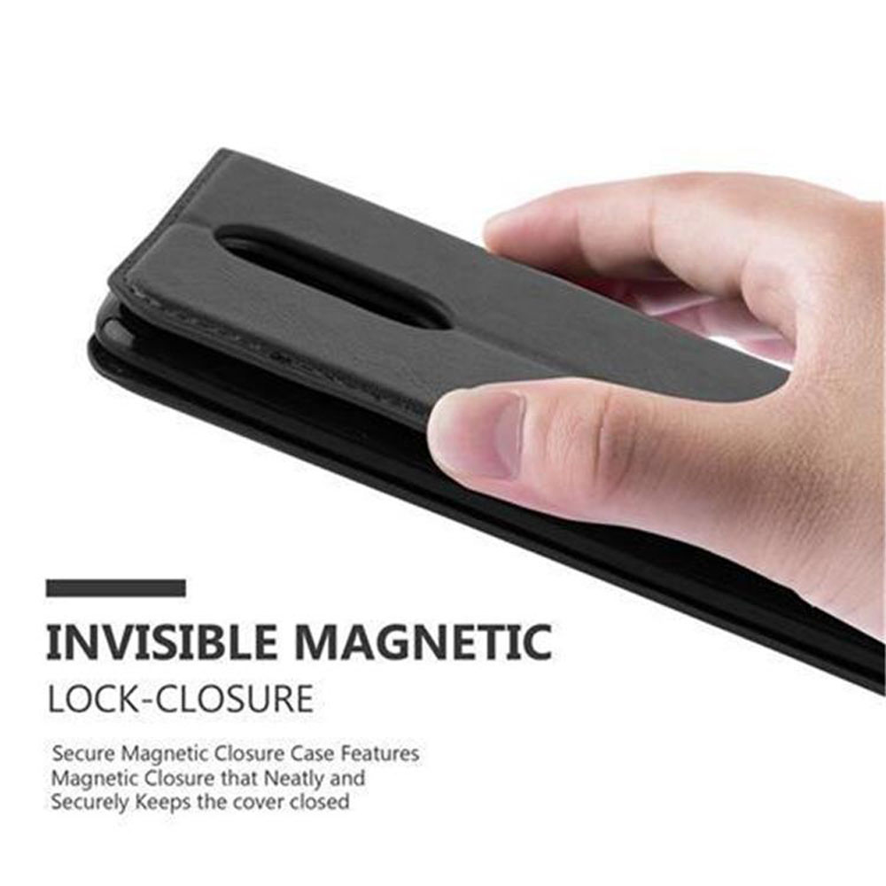 Mano che apre una custodia nera per telefono, con chiusura magnetica.