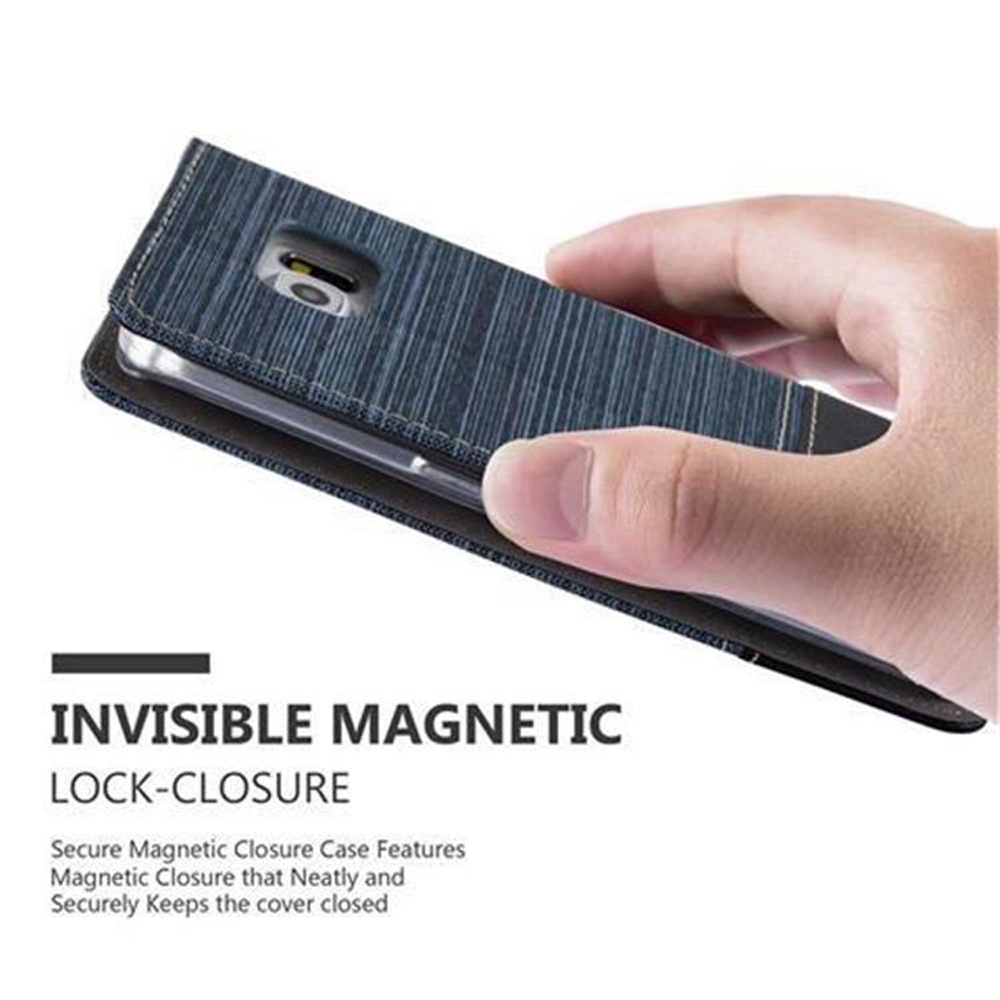 Hand hält Telefon in blau gemusterter Hülle. Die Hülle ist geschlossen. Der Magnet ist sichtbar.