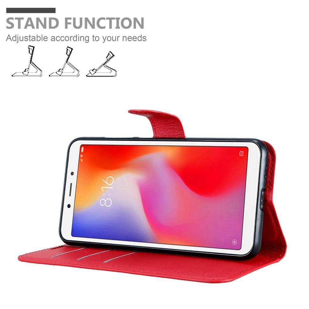 Rote Handyhülle in Standposition, mit dem Telefonbildschirm, auf weißem Hintergrund.
