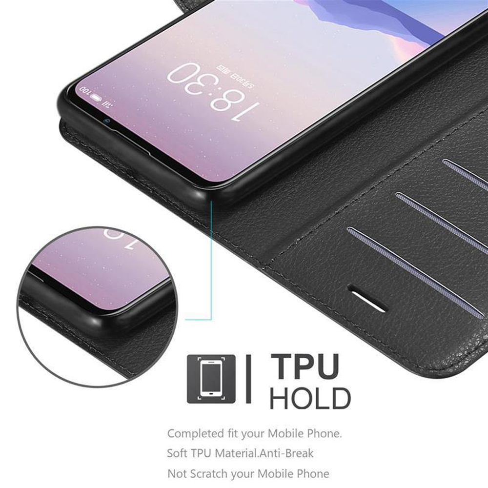 Schermo del telefono con custodia in pelle. Orario: 18:30. Custodia nera con scomparti per carte.