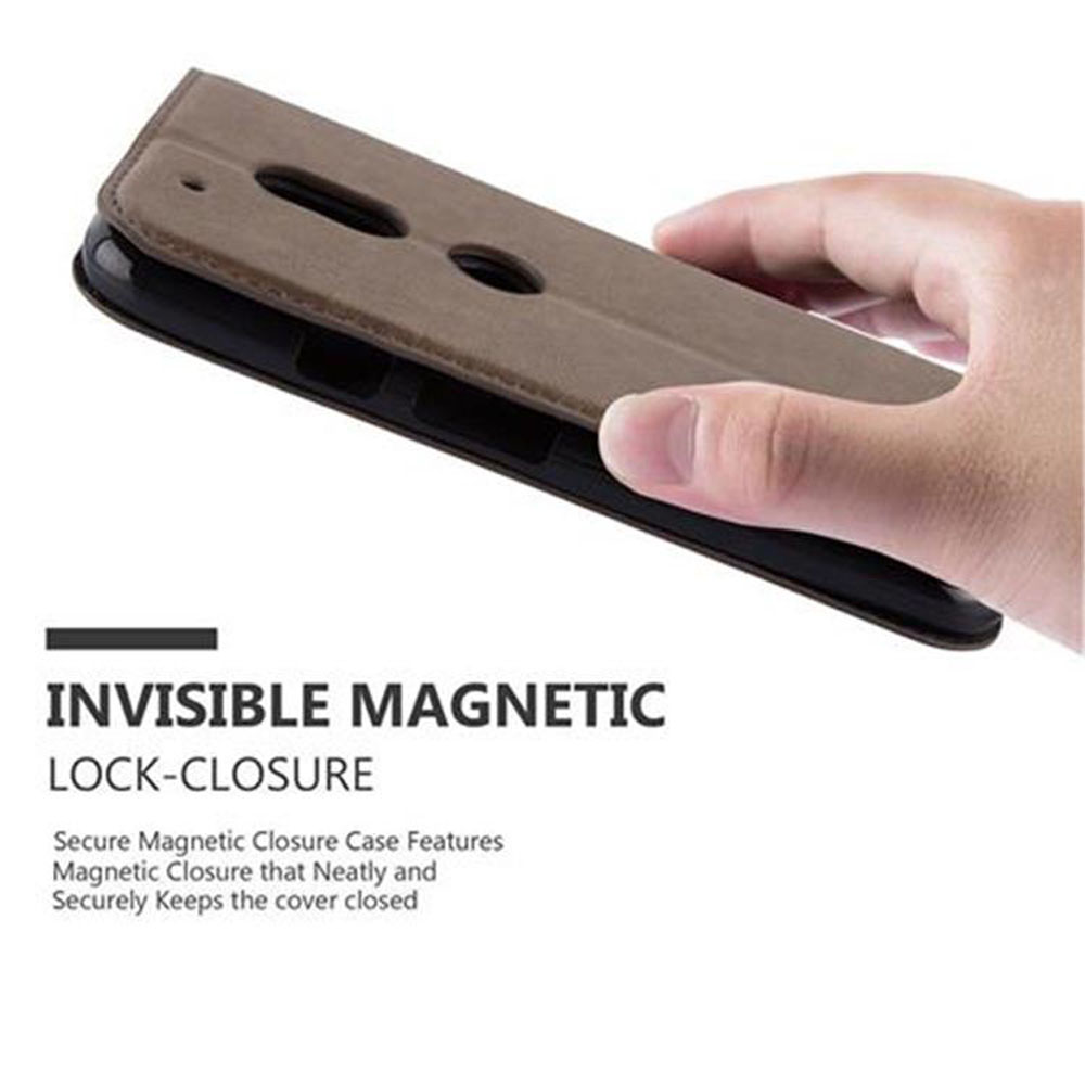 Mano sosteniendo una funda marrón con texto: INVISIBLE MAGNETIC LOCK-CLOSURE.