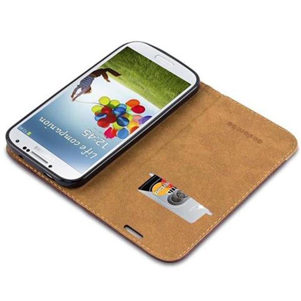 Una custodia in pelle marrone con un telefono all'interno, che mostra uno schermo con un'immagine colorata.