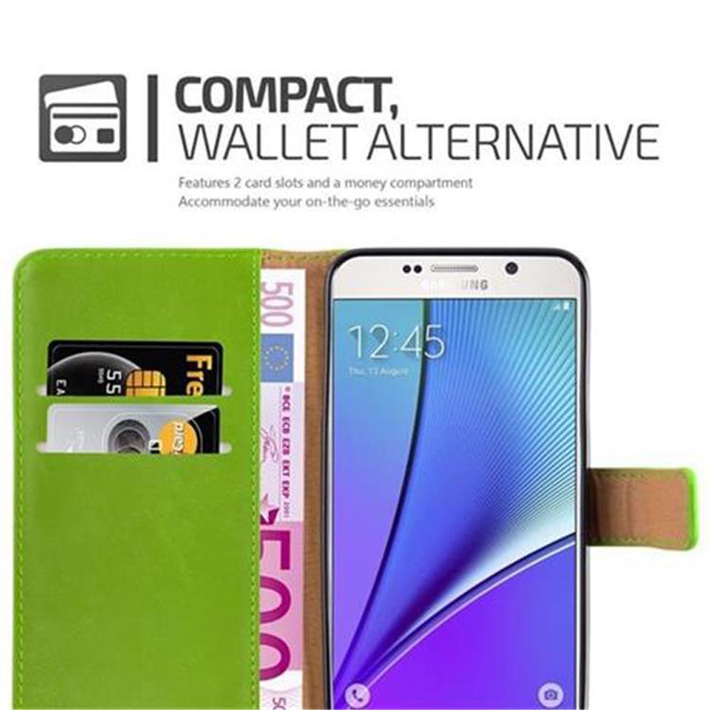Funda tipo cartera verde con ranuras para tarjetas que contienen tarjetas y efectivo. El teléfono muestra la hora 12:45.