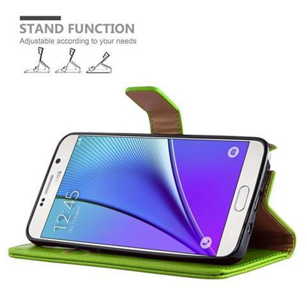 Teléfono en funda tipo folio verde, con función de soporte. Muestra la hora y fecha.