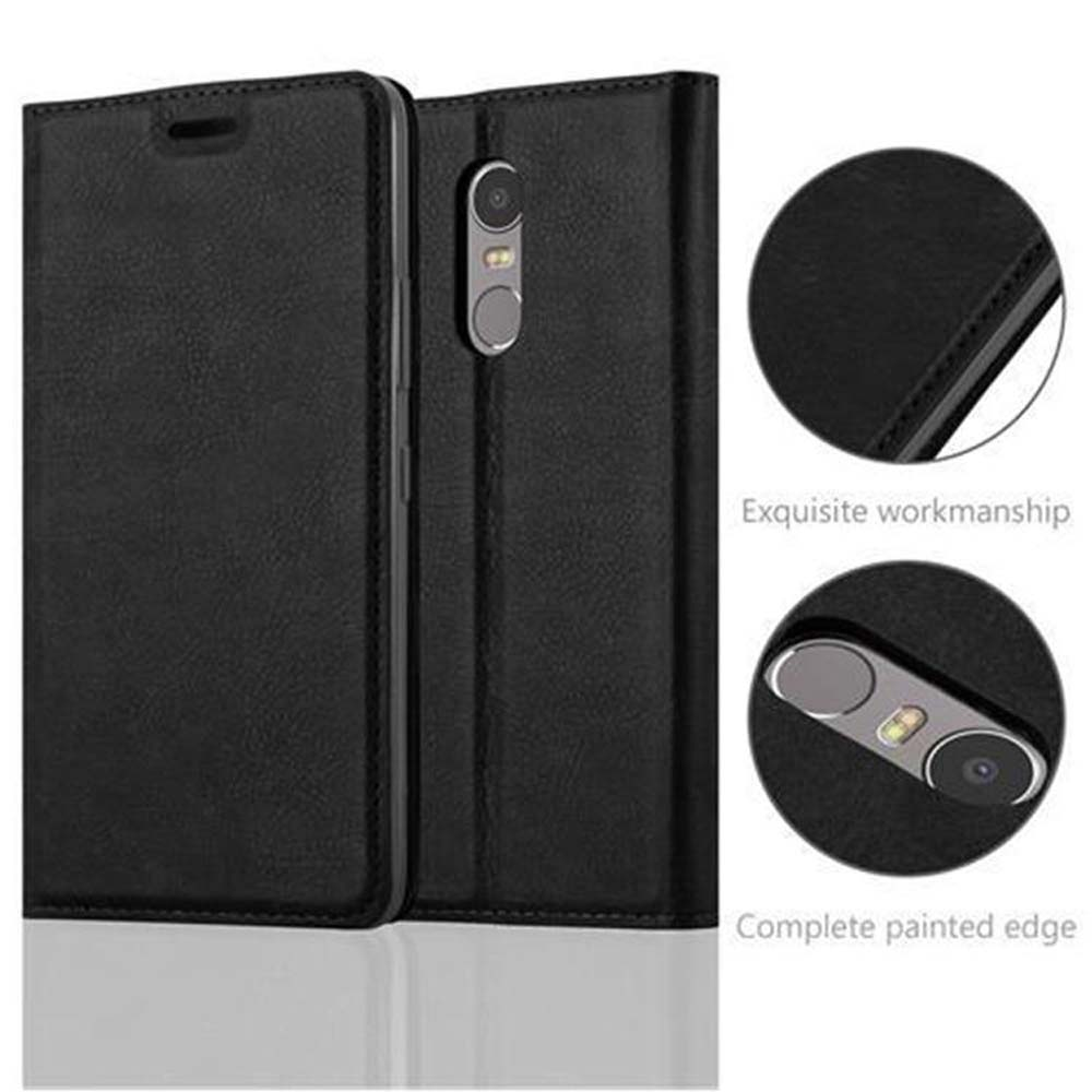 Funda de teléfono negra con teléfono dentro. Primeros planos muestran detalles.