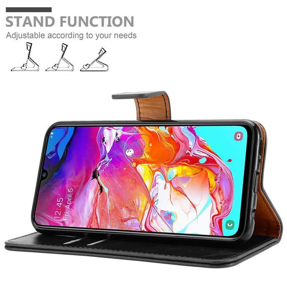 Custodia per telefono nera aperta con un telefono all'interno. La custodia ha la funzione di supporto. Il testo sopra il telefono dice 'STAND FUNCTION'.