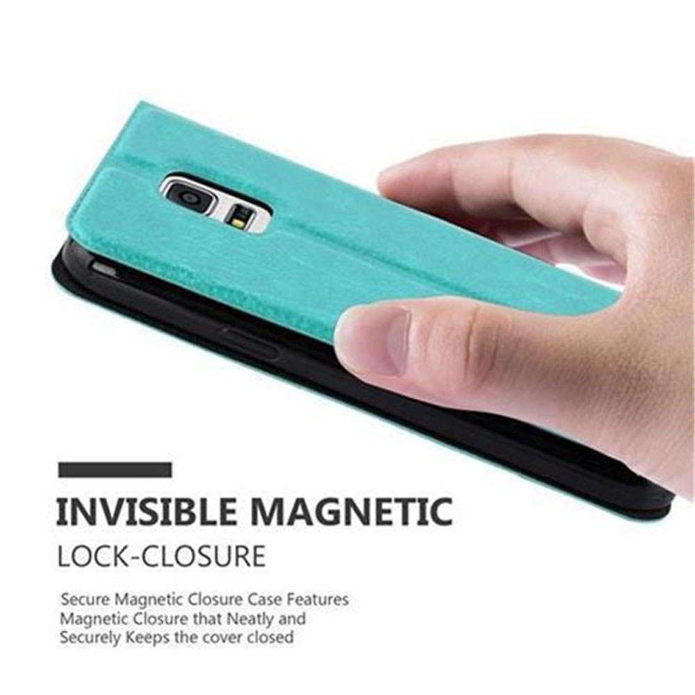 Funda de teléfono verde azulado con teléfono dentro. La funda está cerrada, y el texto describe un cierre magnético invisible.