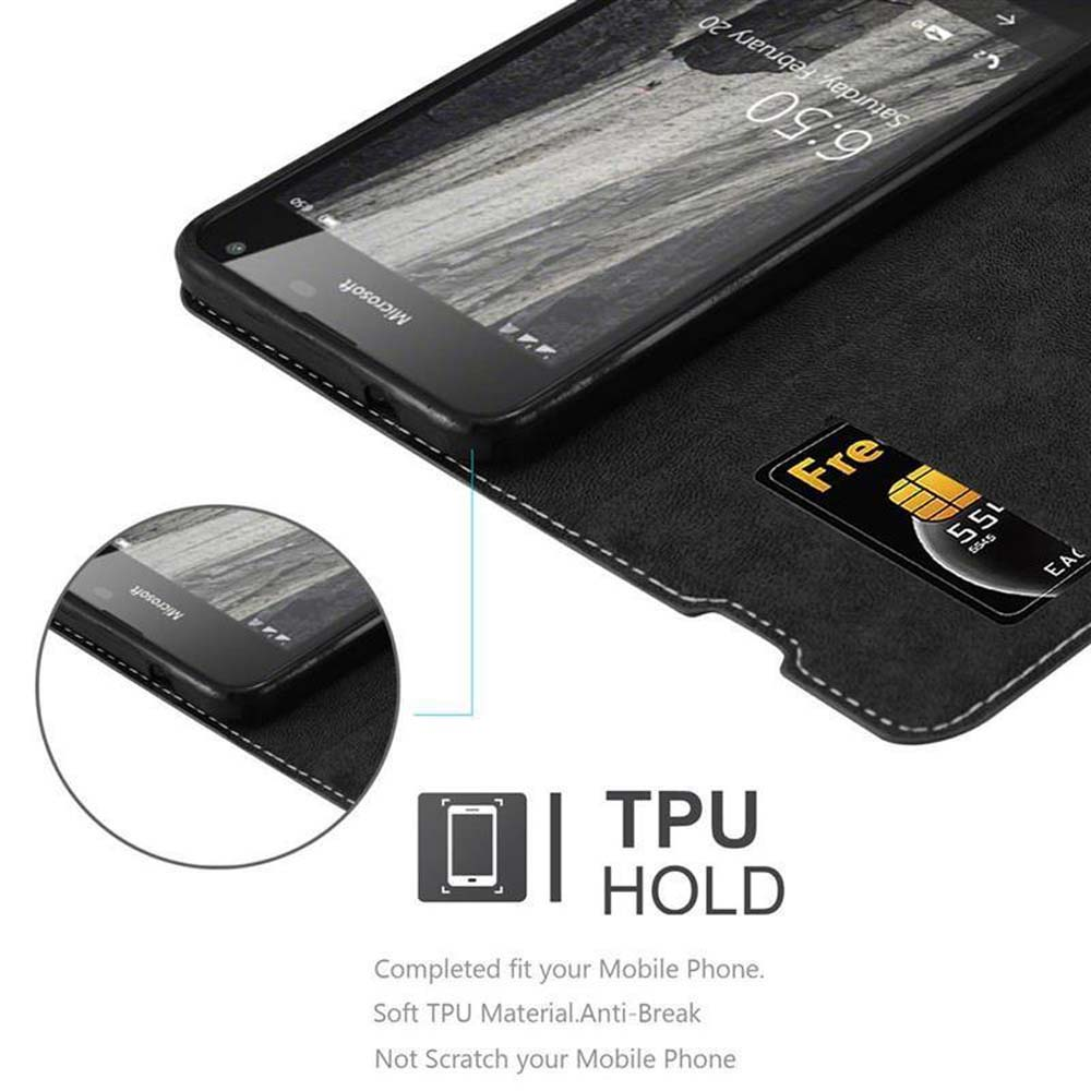 Teléfono en una funda negra, con una tarjeta dentro y texto sobre la sujeción de TPU abajo.