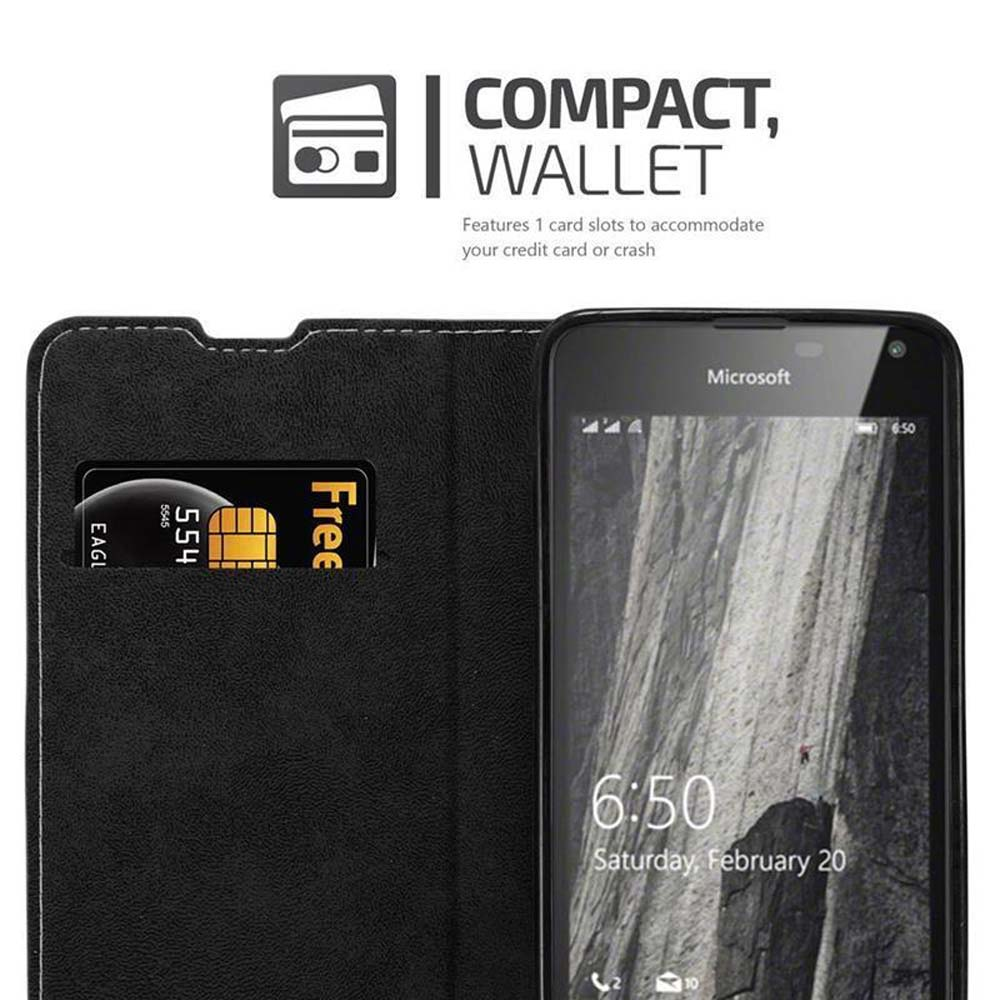 Un teléfono en una funda de billetera negra cerrada, con una tarjeta de crédito dentro.