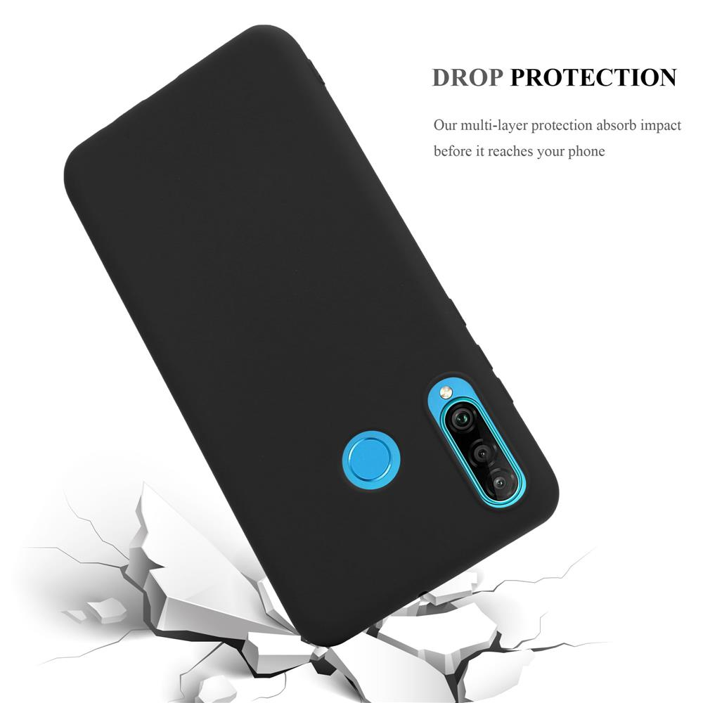 Custodia per telefono nera che cade su cemento crepato. Il telefono ha fotocamera e sensore impronte.