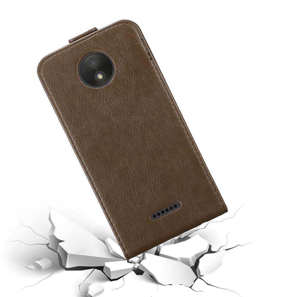 Una custodia marrone per telefono è su una superficie con crepe. La custodia ha un ritaglio circolare per la fotocamera.