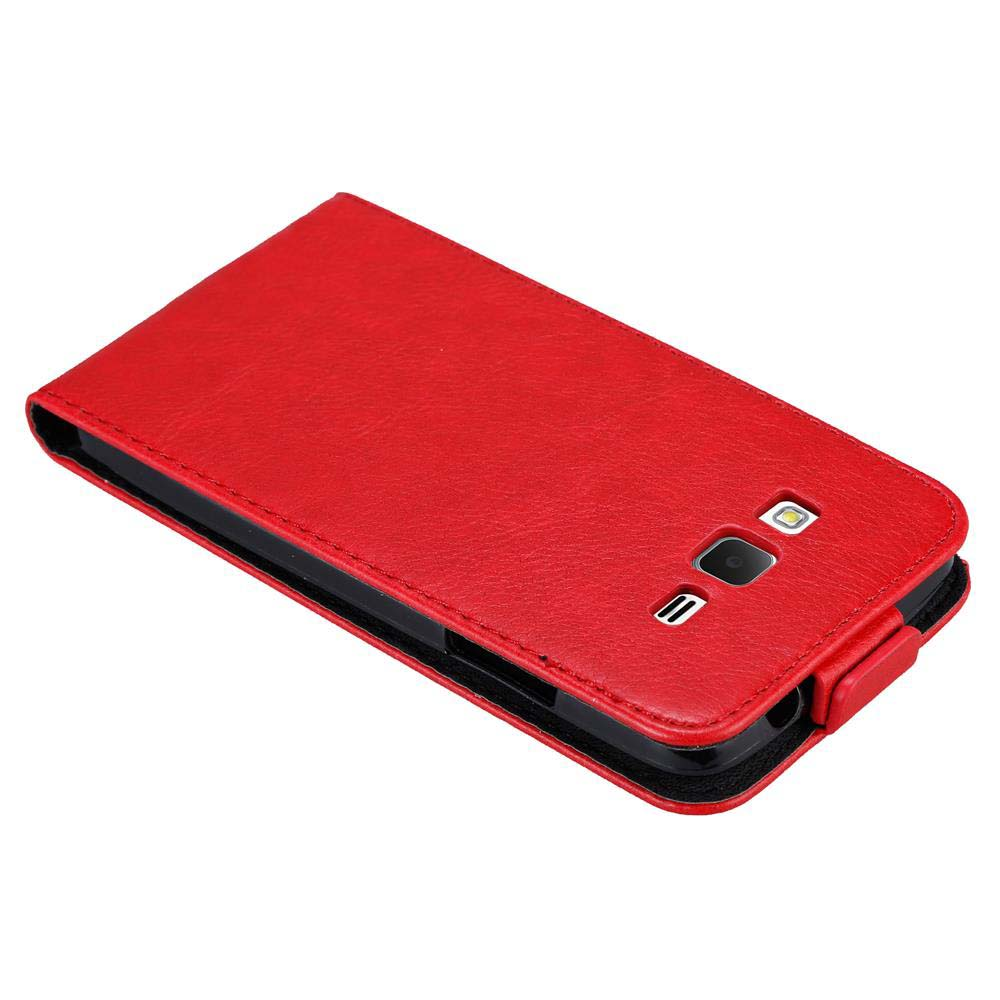 Funda de teléfono roja, cerrada. Interior negro. Toma angular de la funda.