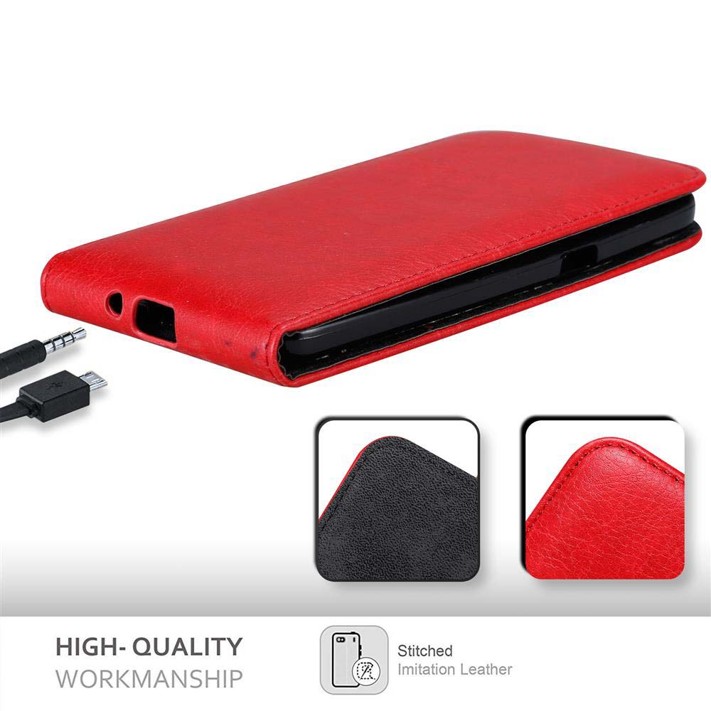 Funda de cuero roja con teléfono negro en su interior. Se ven cables y detalles de costura.