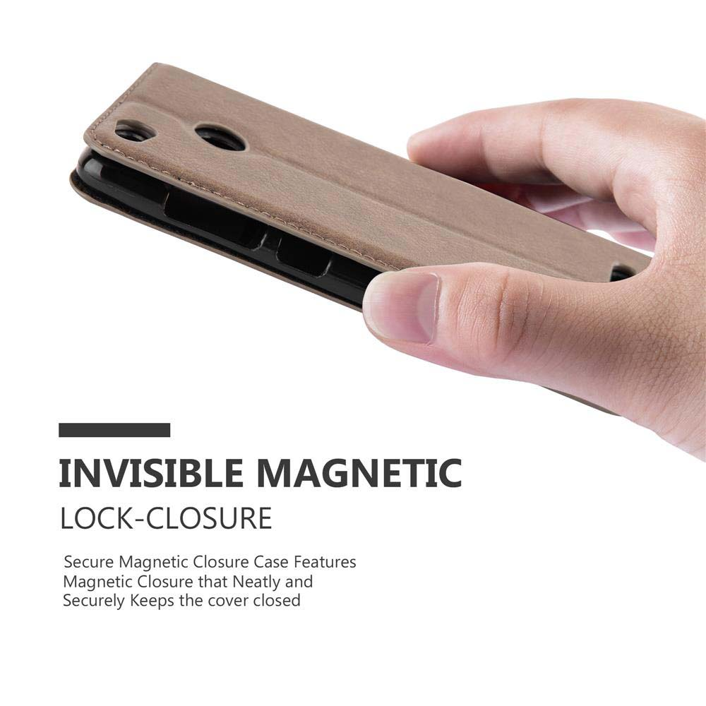 Mano che tiene custodia marrone chiaro con schermo visibile. Testo: chiusura magnetica invisibile.