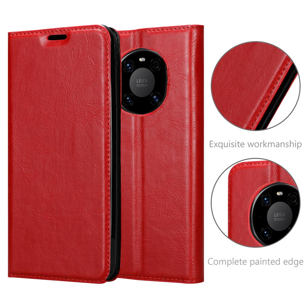 Custodia in pelle rossa, aperta. Mostra un telefono con lenti della fotocamera. Dettagli evidenziati.