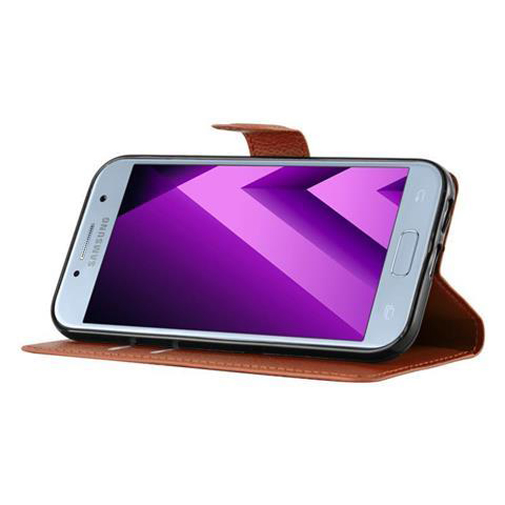 Ein Smartphone in einer braunen Lederhülle, der Bildschirm zeigt ein lila und weißes Design. Es liegt auf einer weißen Oberfläche.