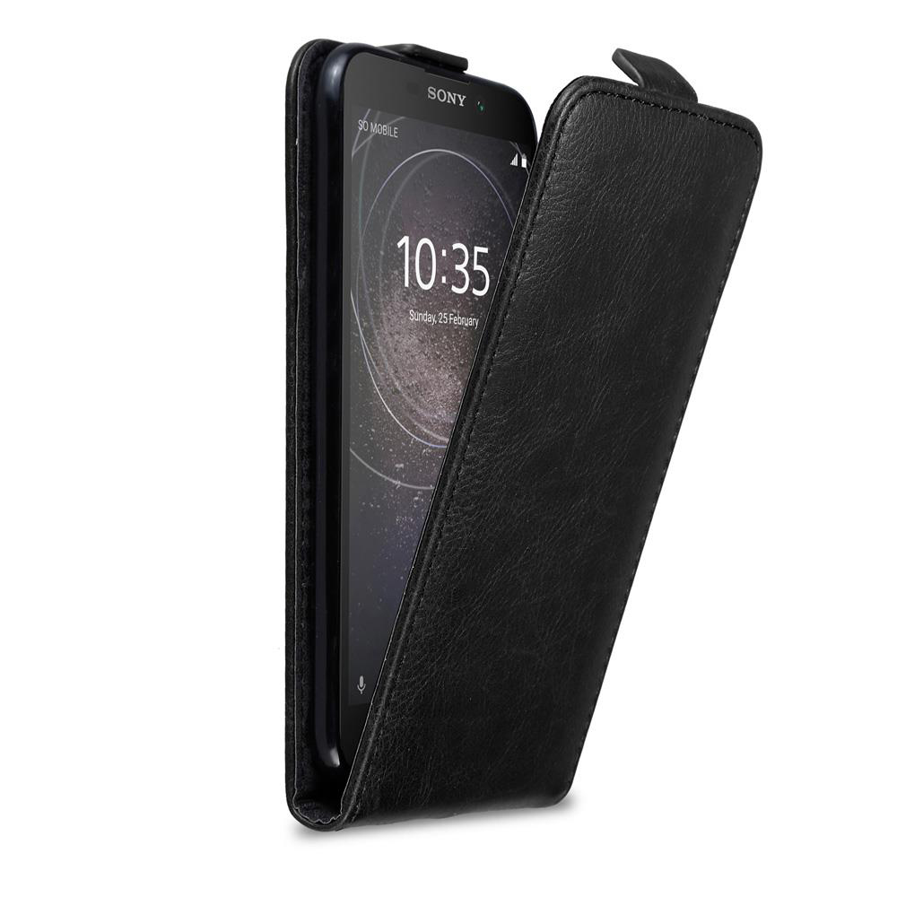 Custodia nera per telefono con design a portafoglio. Telefono visibile. Sfondo bianco.