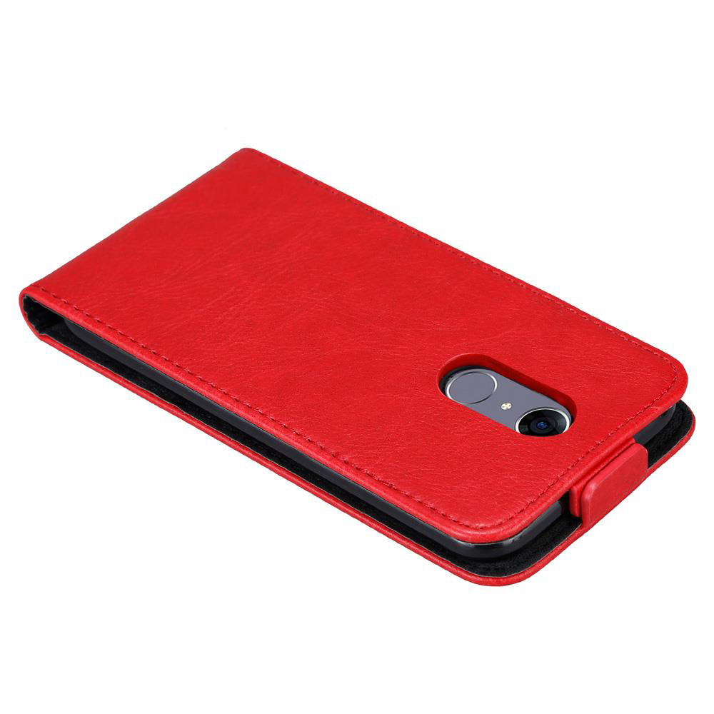 Una custodia per telefono in pelle rossa, aperta. Mostra fori per altoparlante e fotocamera. Bordo nero.