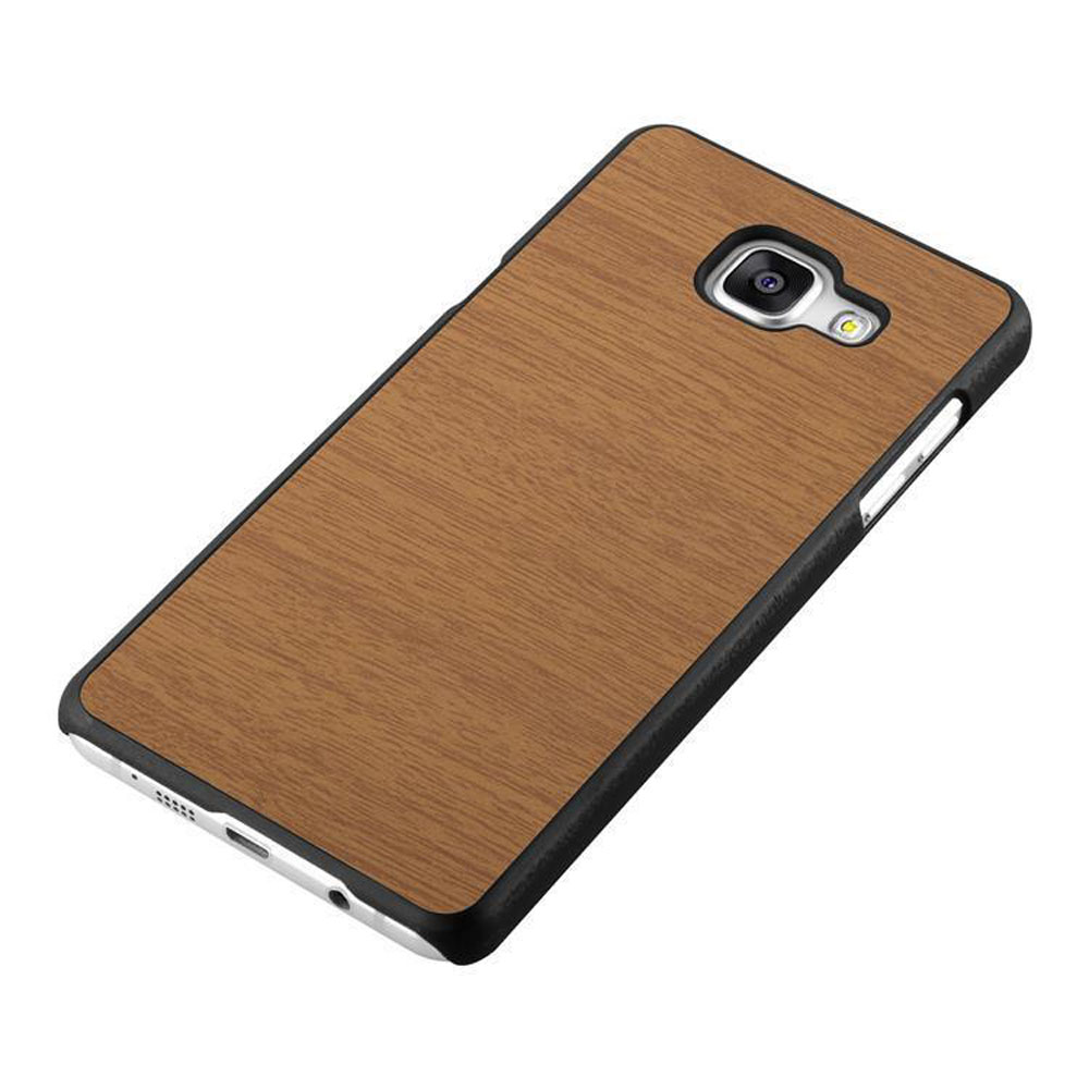 Una funda de teléfono marrón con textura de madera. La funda tiene un borde negro y un orificio para la cámara. El fondo es blanco.