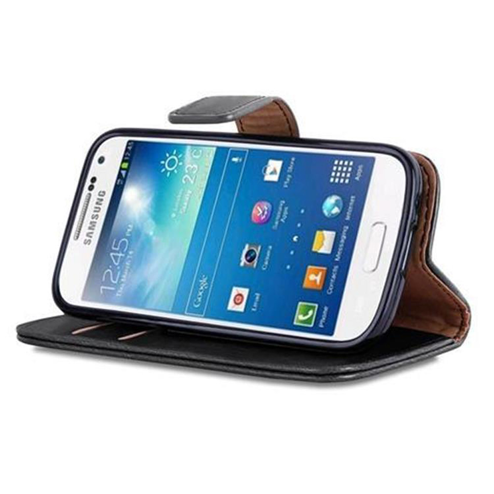 Funda de teléfono negra y marrón, mostrando el teléfono con pantalla. La funda está abierta, mostrando el teléfono.
