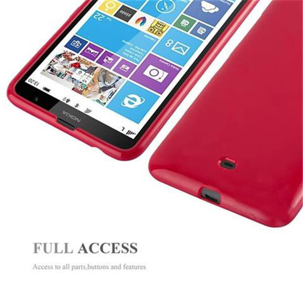 Un téléphone rouge à l'intérieur d'une coque rouge. La coque est à côté d'un autre téléphone rouge.