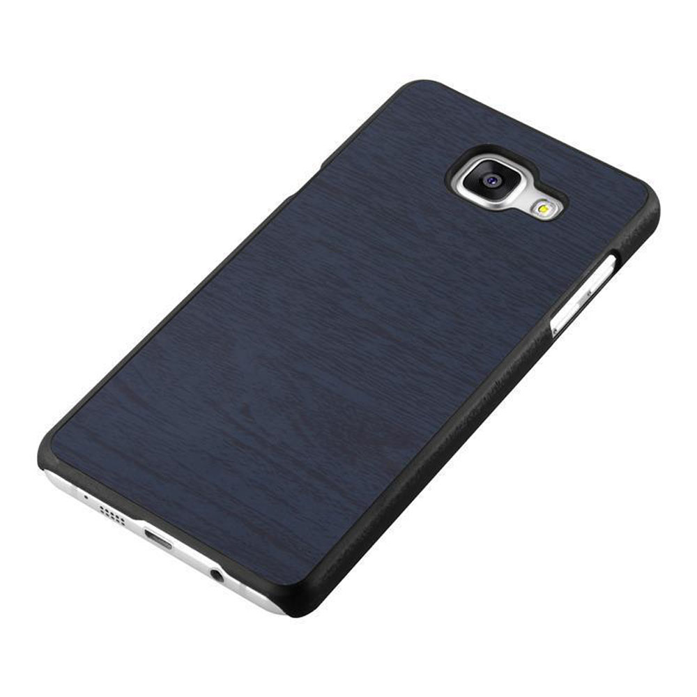 Funda de teléfono, azul oscuro con textura de madera. Primer plano del teléfono y la funda.