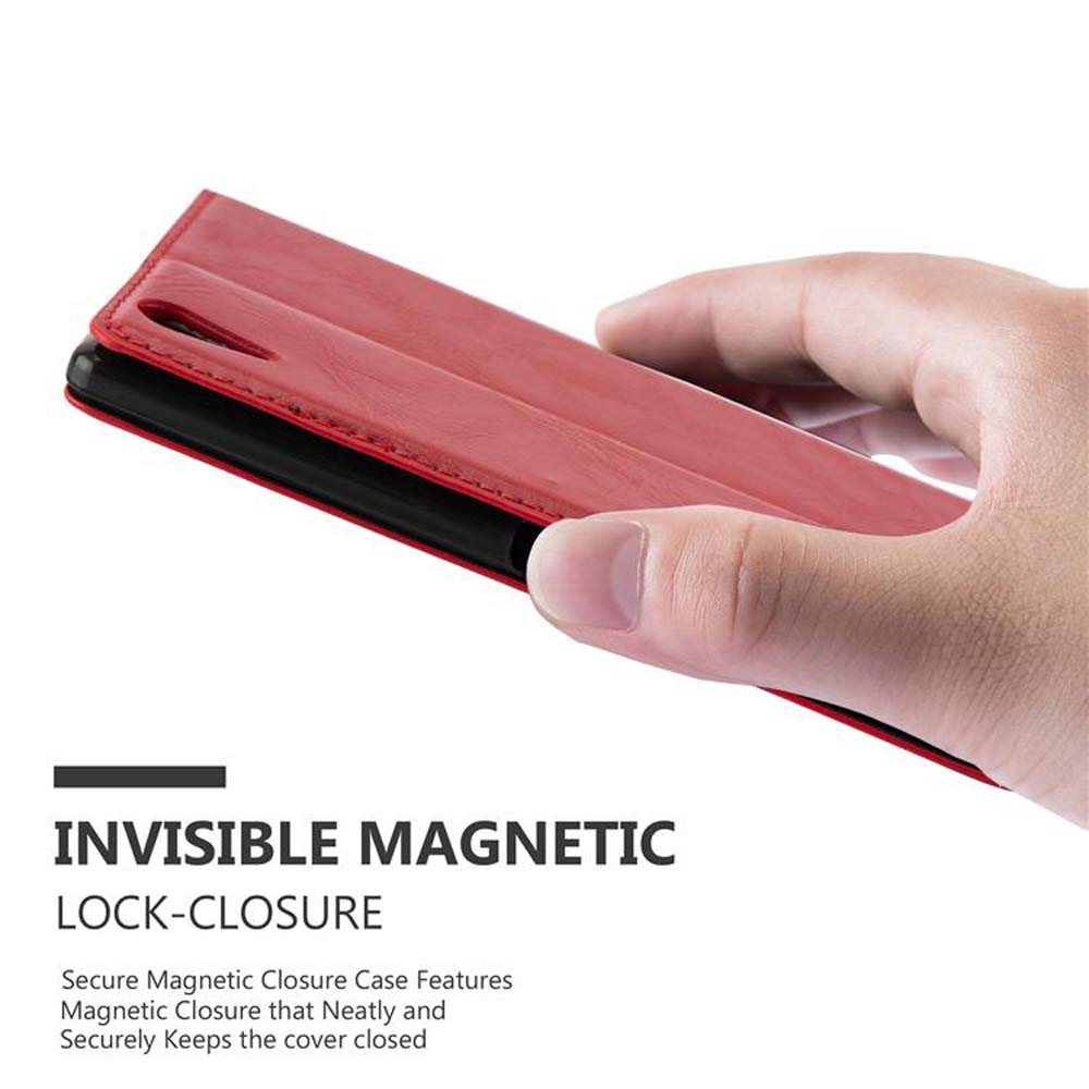 Funda roja de teléfono en mano, mostrando cierre magnético invisible, para protección.