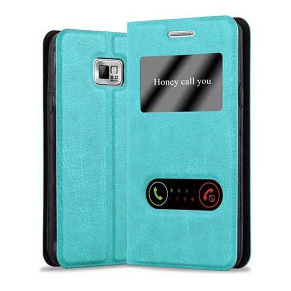 Una funda de teléfono turquesa está abierta, mostrando una pantalla que dice 'Honey call you'.