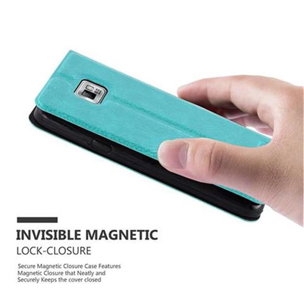 Una mano sostiene un teléfono en una funda verde azulado. El texto dice 'Invisible Magnetic Lock-Closure'.
