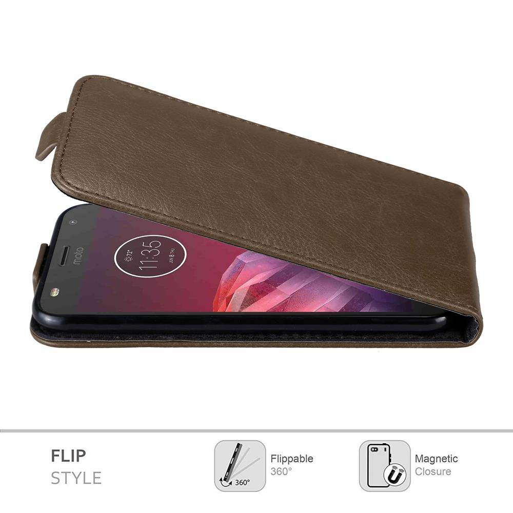 Funda de teléfono de cuero marrón con tapa. La funda está abierta, mostrando la pantalla de un teléfono. El fondo es blanco.