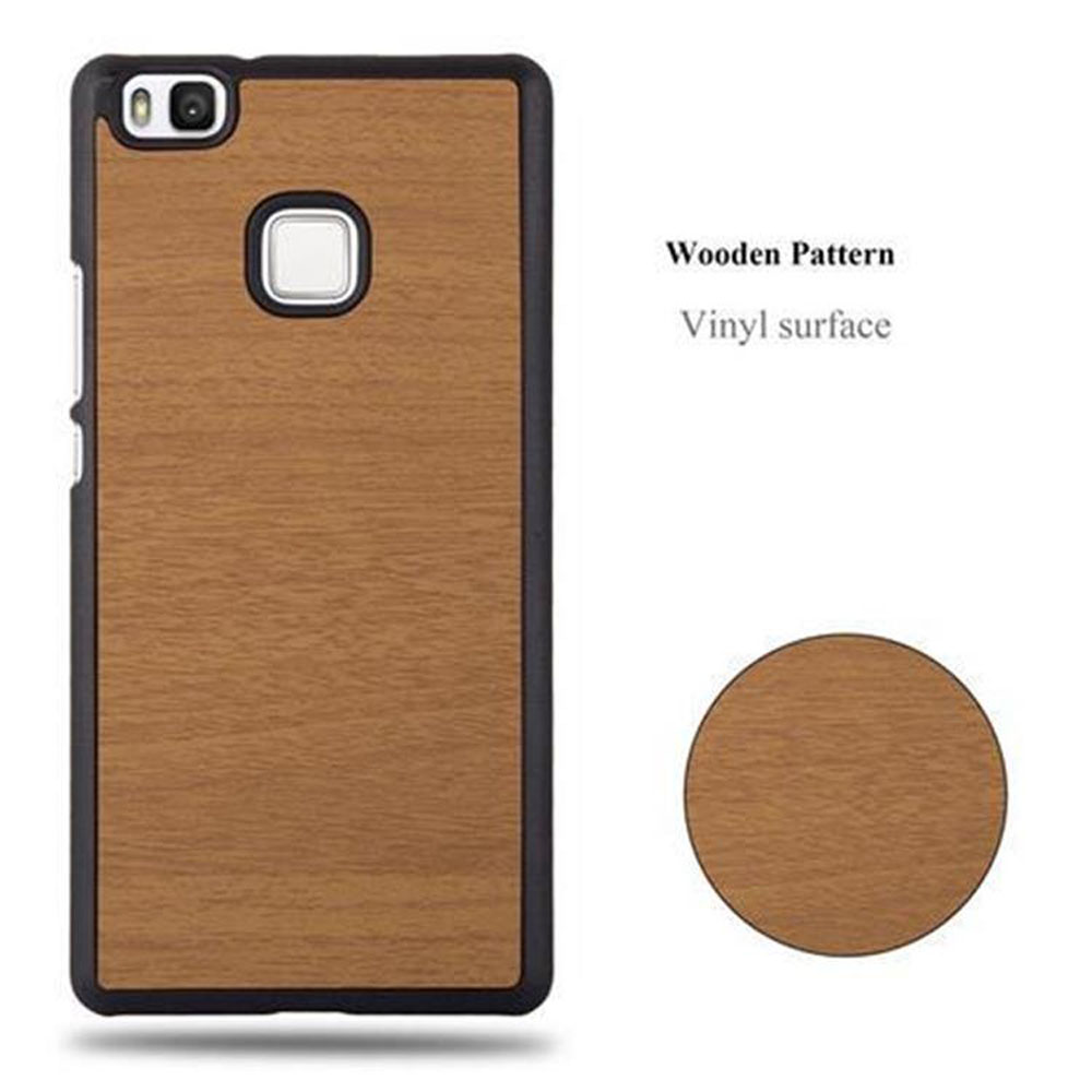 Custodia marrone per telefono con motivo in legno. Custodia e cerchio in legno su sfondo bianco.